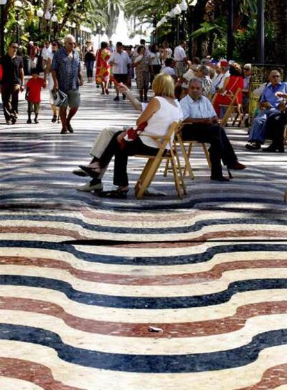 El paseo de la Explanada de Alicante, ayer, con las teselas originales que serán sustituidas.