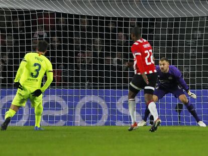 Piqué marca el segundo gol del Barcelona ante el PSV.