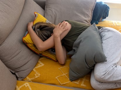 Una joven con dolores menstruales en su casa, en Valencia, este mes.