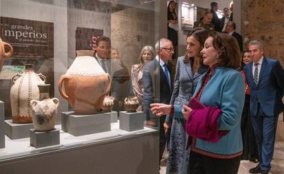 La reina Letizia conversa con la presidenta de la Fundación Doctora Leila Mezian, este jueves en la exposición 'La Granada zirí y el universo bereber', en el Palacio de Carlos V de la Alhambra.