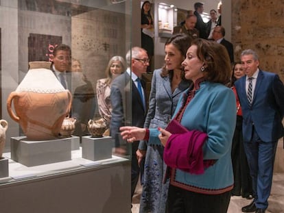 La reina Letizia conversa con la presidenta de la Fundación Doctora Leila Mezian, este jueves en la exposición 'La Granada zirí y el universo bereber', en el Palacio de Carlos V de la Alhambra.