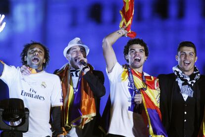 Sergio Ramos, micr&oacute;fono en mano, anima la fiesta acompa&ntilde;ado de Marcelo, Pepe y Cristiano Ronaldo. 