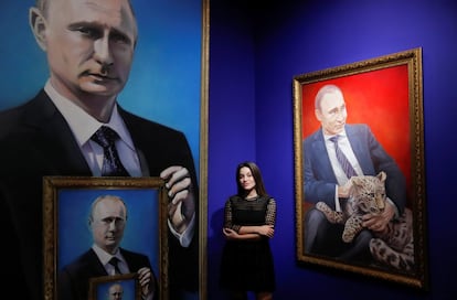 Yulia Dyuzheva é uma estudante de 22 anos que supervisiona a exposição "SUPERPUTIN". Apoia Vladimir Putin porque, para ela, "está levando o país por um caminho muito racional baseado na justiça, abertura, realçando valores e tradições e com uma posição muito clara no palco mundial". Yulia posa em Moscou (Rússia), em 14 de janeiro de 2018, junto a quadros de Putin.