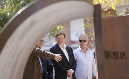El presidente de la Generalitat, Ximo Puig, este domingo en Alicante, ante la escultura a Miguel Hernández.