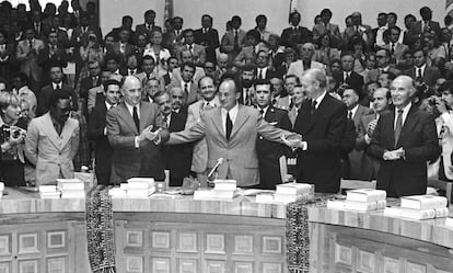 Echeverría llegó a la presidencia en diciembre de 1970 después de haber derrotado al candidato de la derecha, Efraín González Morfín, por diez millones de votos.