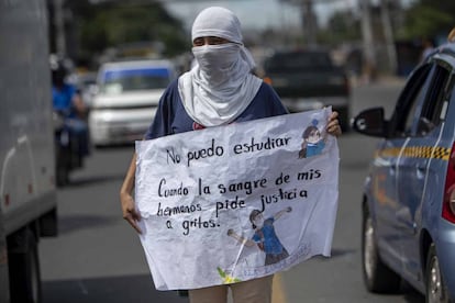 Una joven participa de una manifestación contra Ortega. 