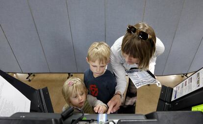 Una familia vota en Columbus, Ohio, durante la primarias de este martes.