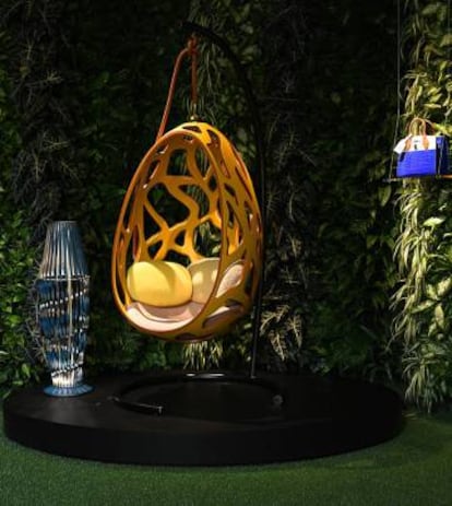 <strong>Columpio nómada</strong>. Louis Vuitton expuso una nueva entrega de sus Objets Nomades, con esta versión aterciopelada de la silla colgante Cocoon de los hermanos Campana [6] |