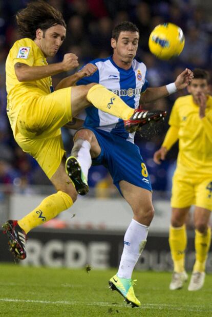 Gonzalo Rodríguez lucha la pelota con Álvaro Vázquez.