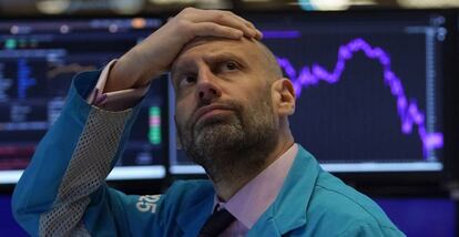 Meric Greenbaum, administrador de mercado (designated market maker), mira las pantallas de valores minutos antes de la apertura de la sesión en Estados Unidos. Wall Street se desplomó un 7% en la apertura.