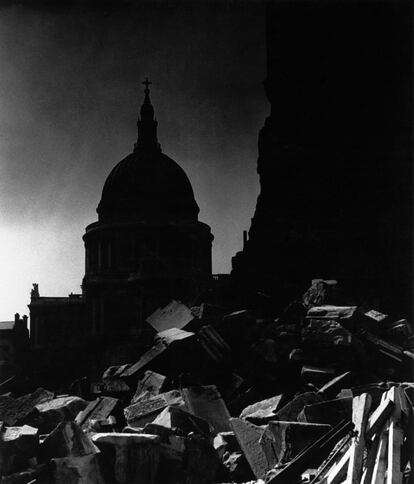La catedral de San Pablo bajo la luz de la luna, 1942.