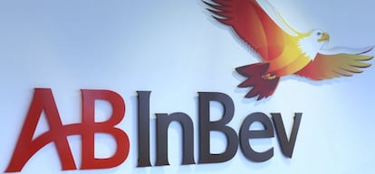 Logo de la cervecera AB Inbev en la sede central de la compañía en Bélgica.