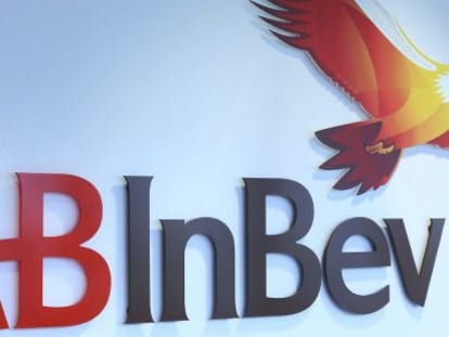 Logo de la cervecera AB Inbev en la sede central de la compa&ntilde;&iacute;a en B&eacute;lgica.