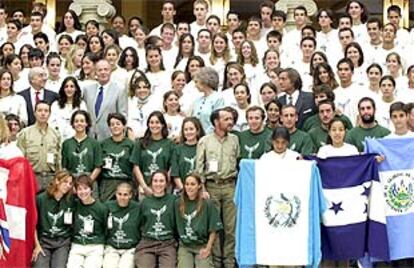 Los participantes en la aventura Quetzal se fotografiaron con los Reyes al finalizar la visita.