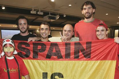 Garbajosa posa con unos aficionados tras la bandera de España después de ganar la medalla de oro en Saitama.