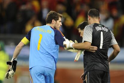 Iker Casillas saluda al portero de Portugal, Eduardo.