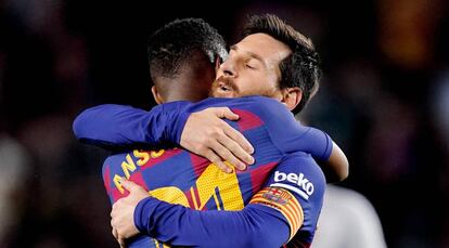 Messi y Fati se abrazan tras uno de los goles al Levante.