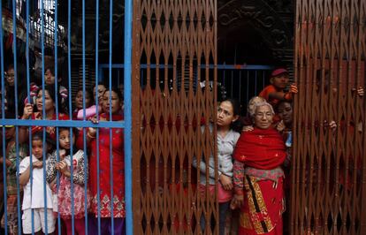 Un grupo de mujeres observan las celebraciones del festival en Bahktapur (Nepal). Durante el Bisket Jatra largas colas de mujeres llevan ofrendas a los templos mientras los hombres se afanan en derribar un gigantesco tronco erguido en una minúscula plaza y, por la tarde, en tirar con cuerdas de un rústico carruaje en el que transportan una imagen de Bhairava, una de las manifestaciones de Shiva.