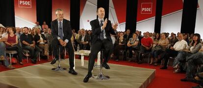 José Antonio Griñán y Alfredo Pérez Rubalcaba, en la reunión con militantes socialistas en Sevilla.