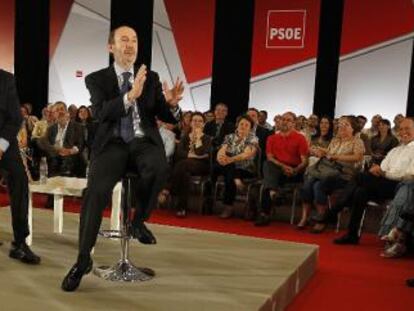 José Antonio Griñán y Alfredo Pérez Rubalcaba, en la reunión con militantes socialistas en Sevilla. 