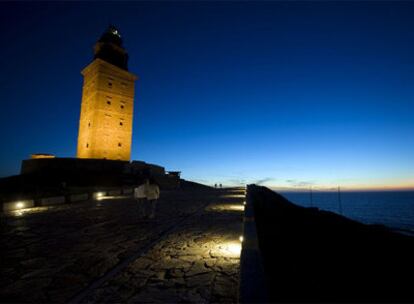 Una vista nocturna de la coruñesa Torre de Hércules.