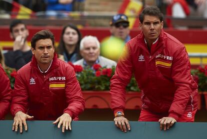 David Ferrer (i) y Rafael Nadal, observan el partido de Feliciano López y Marc López, el 7 de abril de 2018.