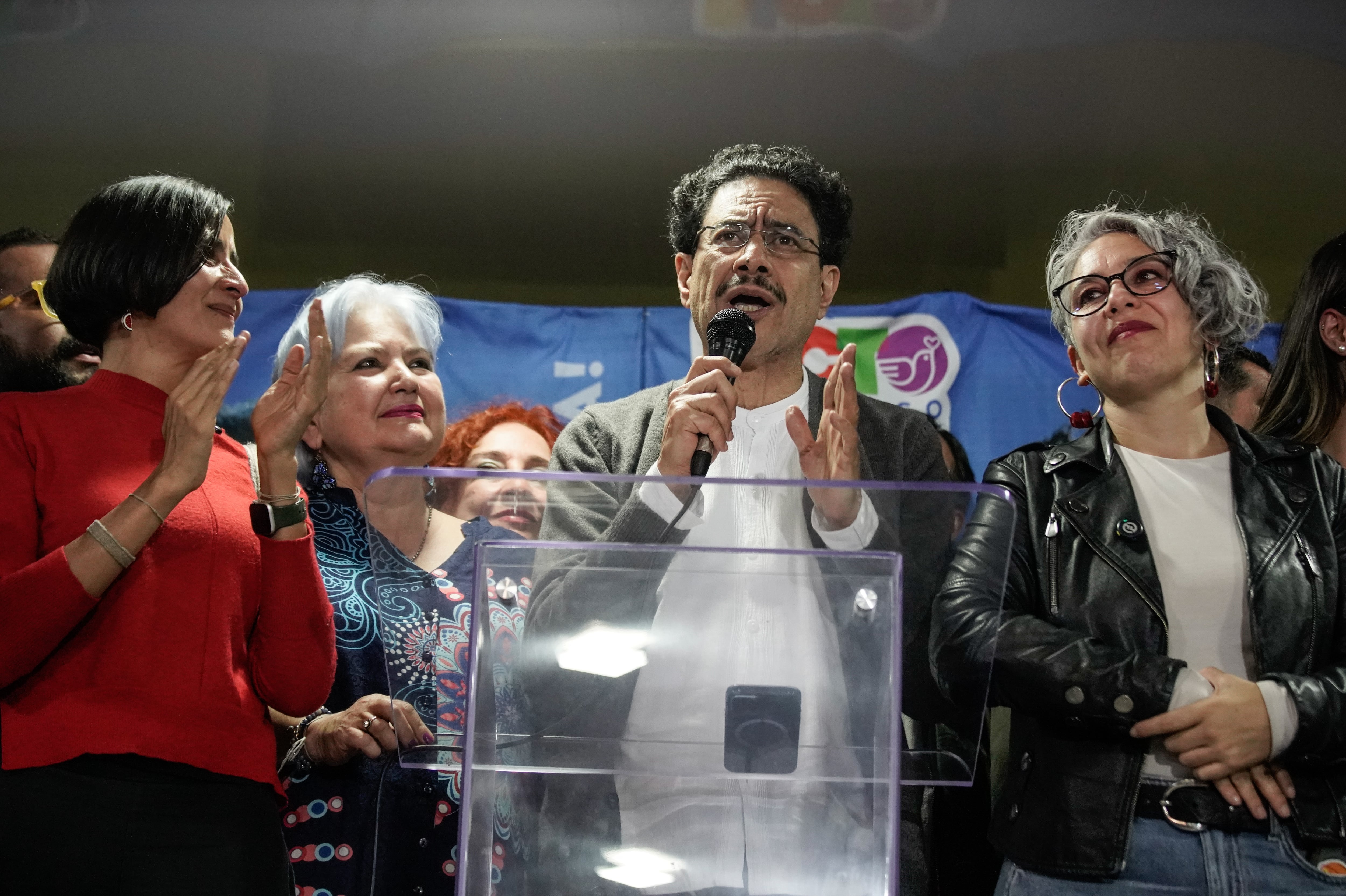 El regreso de las encuestas electorales calienta la carrera presidencial en Colombia