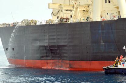 El buque japonés 'M. Star' tras el atentado, a su llegada al puerto de Fujairah, en Emiratos Árabes Unidos.