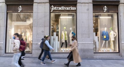 Personas pasan por delante de un escaparate de una tienda Stradivarius