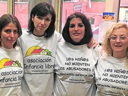 Madres de Infancia Libre, tras ser invitadas por Podemos al Senado en 2017.