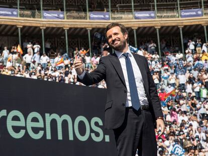 Pablo Casado, sobre el escenario y en el centro de la Plaza de Toros de Valencia donde el PP cierra su convención.