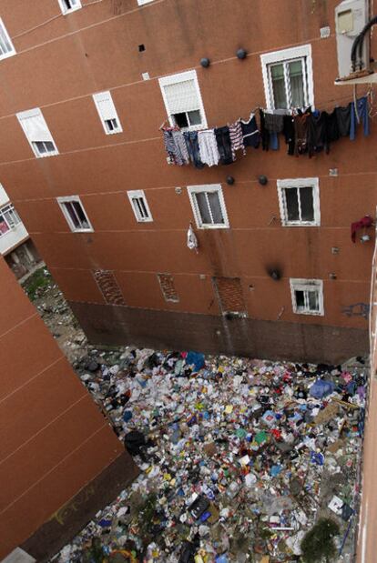 Patio de una vivienda social del Ivima, en Aranjuez, que va a ser demolida por su deterioro.