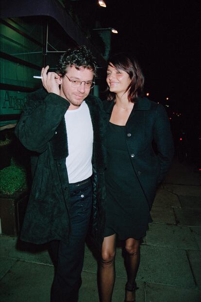 El fallecido Michael Hutchence y su entonces pareja, la modelo Helena Christensen, salen el restaurante San Lorenzo en Londres en febrero de 1995.