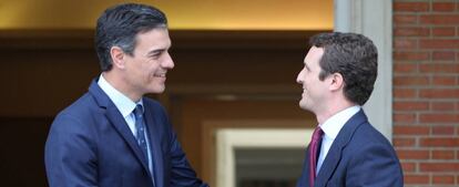 El presidente del Gobierno en funciones, Pedro Sánchez (izquierda), con el líder del PP, Pablo Casado.