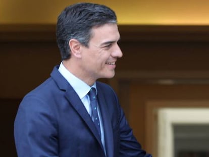 El presidente del Gobierno en funciones, Pedro Sánchez (izquierda), con el líder del PP, Pablo Casado.