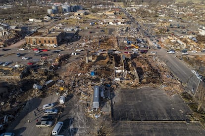 Vista aérea dos danos causados ​​pelo tornado em suas terras na cidade de Mayfield (Kentucky). O governador deste estado, Andy Beshear, alertou que “o número total de mortos pode ser superior a 100”. "Os relatórios são verdadeiramente comoventes", lamentou Beshear.