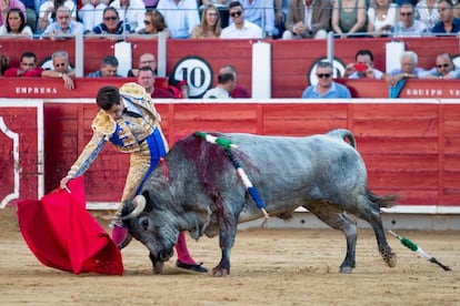 Rubén Pinar, en un derechazo, ante el primer toro de su lote.