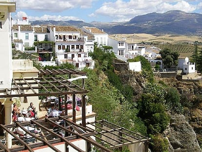 Vista del tajo, las terrazas y la sierra de Ronda desde el convento de Santo Domingo.