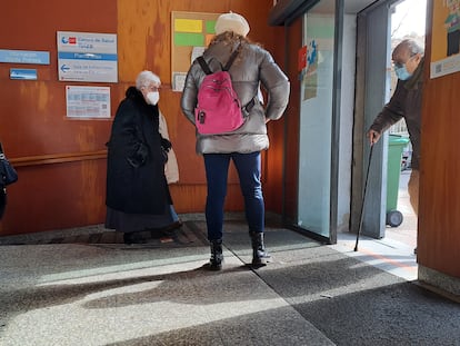 Varios pacientes en el centro de Salud de Ibiza, en el barrio de Retiro, en Madrid, el pasado viernes.