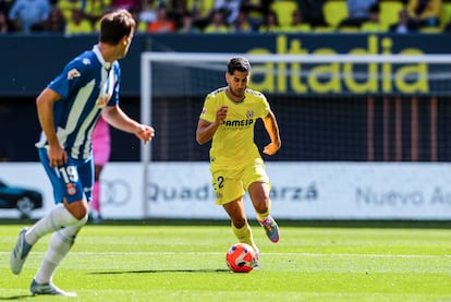 Ayoze Pérez, del Villarreal CF, frente a Urko González, del RCD Espanyol, durante el partido aplazado de la jornada 26 de Liga el pasado domingo.