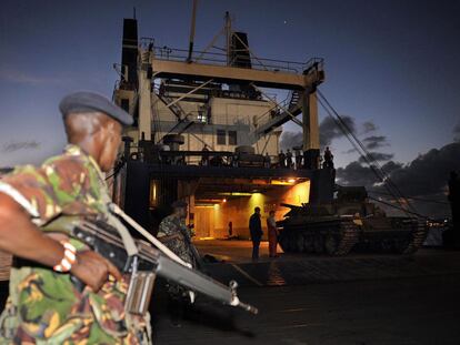 Un soldado keniano hace guardia ante un tanque T-72 en Mombasa.