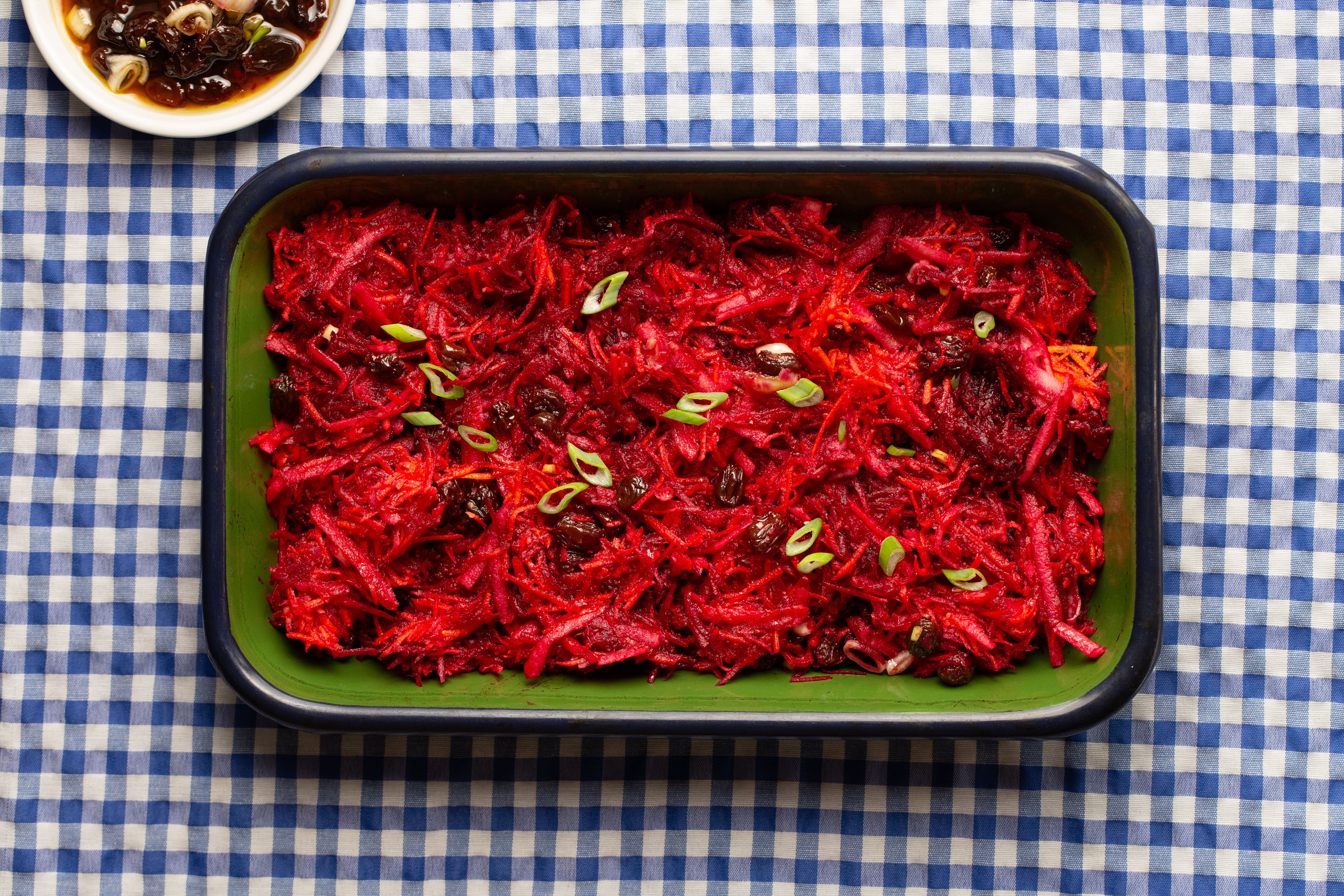 El otoño en una ensalada: remolacha, manzana y zanahoria con vinagreta de uvas pasas