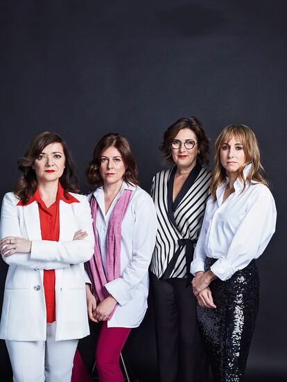 Directoras de medios: Magdalena Trillo, Magda Bandera, Montserrat Domínguez y Ana Pardo de Vera.
Un 61% de mujeres estudia Periodismo, pero en los diarios solo el 21% de los artículos de opinión los firman mujeres. Magda Bandera, directora de La Marea, destaca que las que están al frente de un medio de comunicación son una excepción. «Somos poquísimas y puedo asegurar que todas estamos muy concienciadas. Se nota en los enfoques de la información». En La Marea no llevan publicidad machista y usan lenguaje inclusivo. «También insisto en contar con expertas», añade. En Público, su directora Ana Pardo de Vera ha introducido la perspectiva de género en la redacción porque «el periodismo es feminista o no es periodismo. No se puede dar una visión honesta de la realidad ignorando al 51% de la población». Otro medio que acaba con estereotipos es El HuffPost, la versión española The Huffington Post, fundado por Arianna Huffington. «La sensibilidad hacia la discriminación de género es nuestra seña de identidad», explica Montserrat Domínguez, al frente de este medio digital donde «hay paridad y un estudio ha revelado que somos el diario con mayor número de artículos y blogs de opinión firmados por mujeres», añade. Sin embargo, Magdalena Trillo, directora de Granada Hoy y única mujer al mando de un diario en Andalucía, destaca que en su redacción «todas las periodistas madres han solicitado reducción de jornada para cuidar a sus hijos». Las directoras apuntan que los horarios laborales españoles perjudican a quien tiene personas a su cargo, por ejemplo, con las reuniones vespertinas de los políticos. «Hay que racionalizarlos, pero es inviable si la transformación no es compartida», subraya, mientras Pardo de Vera recuerda que aunque «hay muchas periodistas influyentes, faltan directivas: solo hay un 15%. Esa es la gran revolución pendiente».