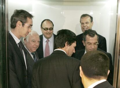 Los negociadores de las cajas, ayer en la Fundación Caixanova de Santiago. De izquierda a derecha, Enrique Tellado (Caixa Galicia), Óscar Rodríguez (Caixanova), García de Paredes (Caixa Galicia), Domingo González (Caixanova), José Luis Pego (Caixanova) y Ramón Seoane (Caixa Galicia).