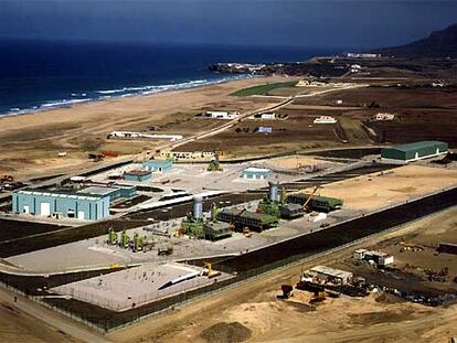 Vista aérea de la estación de compresión en el estrecho de Gibraltar de la empresa Gas Natural, instalaciones que forman parte del gasoducto Magreb-Europa.