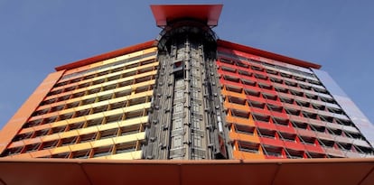 Según Luis Fernández Galiano, el hotel Puerta de Ámerica "degrada a la arquitectura".