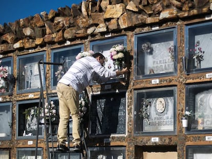 Un hombre en el cementerio de Montjüic (Barcelona).