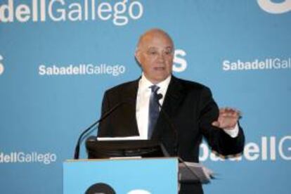 El presidente del Banco de Sabadell, Josep Oliu, durante su participación en un desayuno-conferencia en el Club Financiero de Vigo.