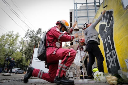 Un miembro del grupo de rescate Topos rinde homenaje a las víctimas del sismo de septiembre de 2017, en Álvaro Obregón 286, Ciudad de México, el 19 de septiembre de 2020.