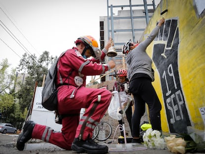 Un miembro del grupo de rescate Topos rinde homenaje a las víctimas del sismo de septiembre de 2017, en Álvaro Obregón 286, Ciudad de México, el 19 de septiembre de 2020.